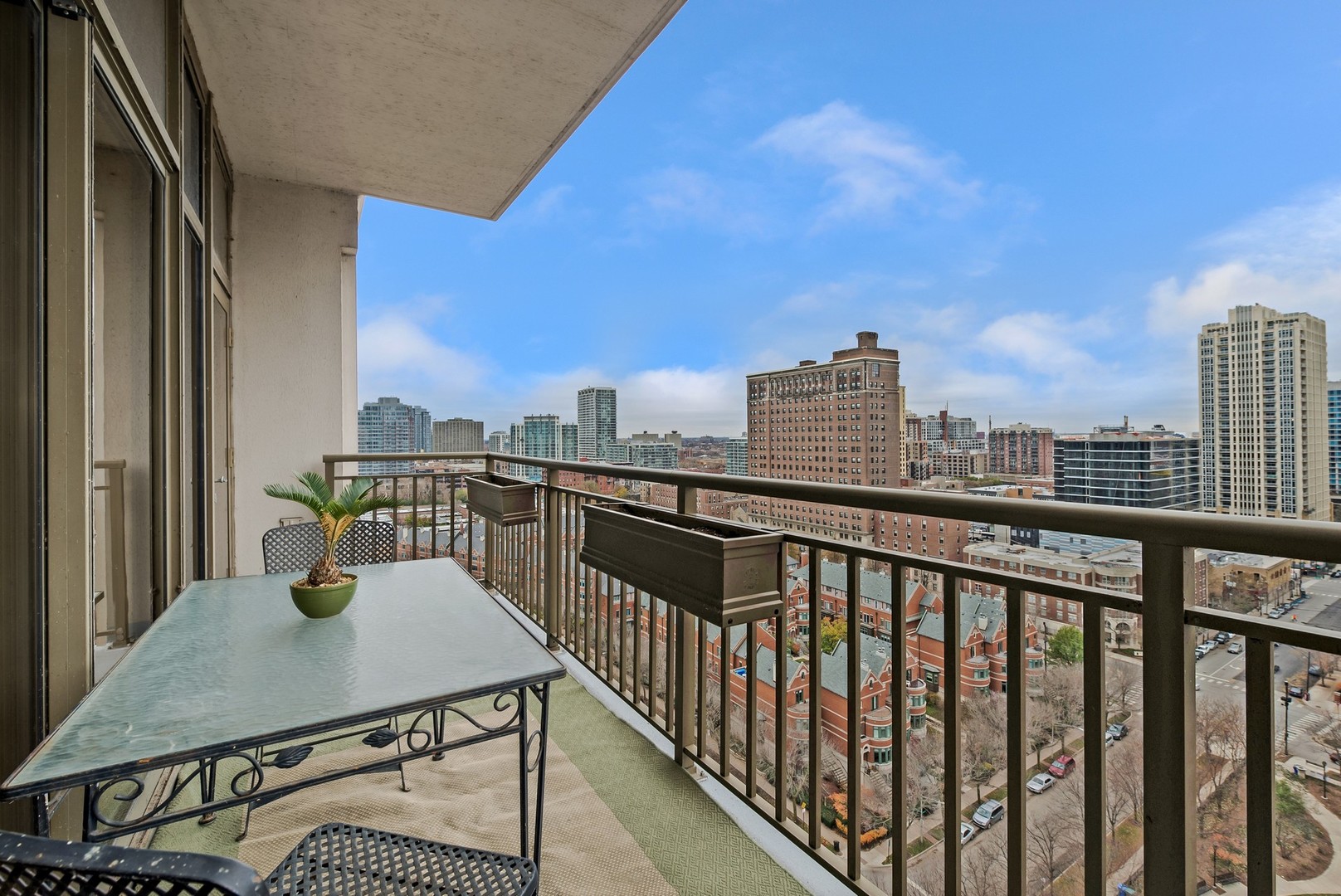1335 South Prairie Avenue, Unit 1706 Chicago, IL 60605 - Photo 14 of 16 a balcony with a city view