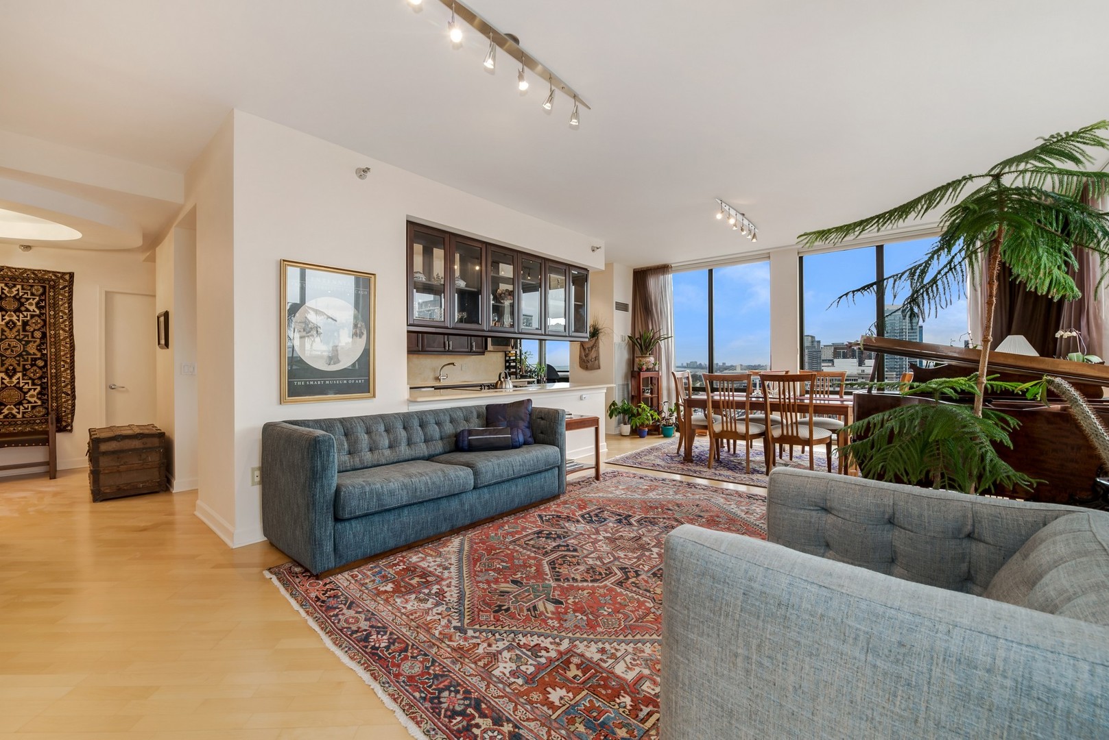 1335 South Prairie Avenue, Unit 1706 Chicago, IL 60605 - Photo 4 of 16 a living room with furniture and a couch