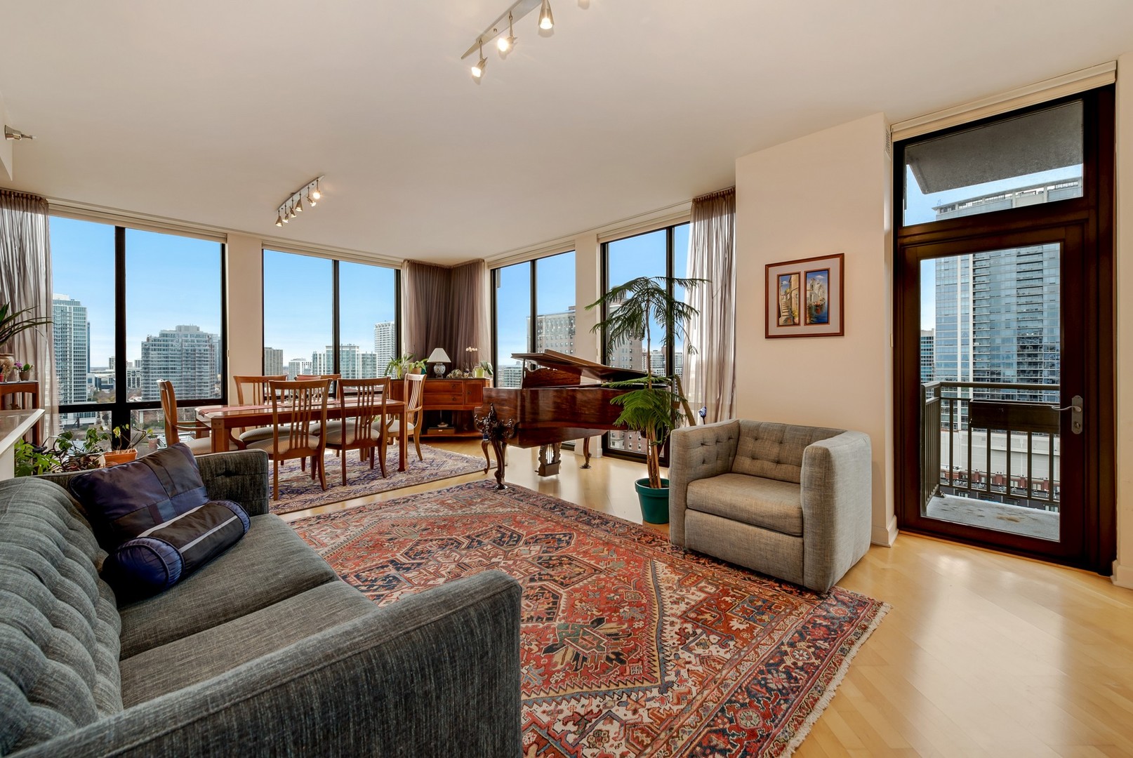 1335 South Prairie Avenue, Unit 1706 Chicago, IL 60605 - Photo 5 of 16 a living room with furniture and a large window