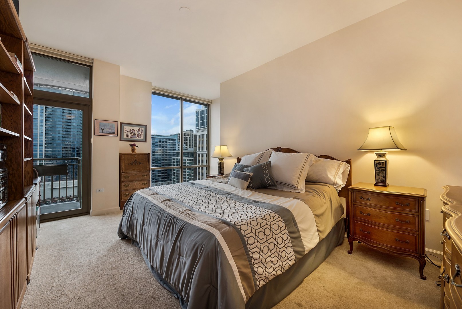 1335 South Prairie Avenue, Unit 1706 Chicago, IL 60605 - Photo 10 of 16 a bedroom with a bed and a lamp