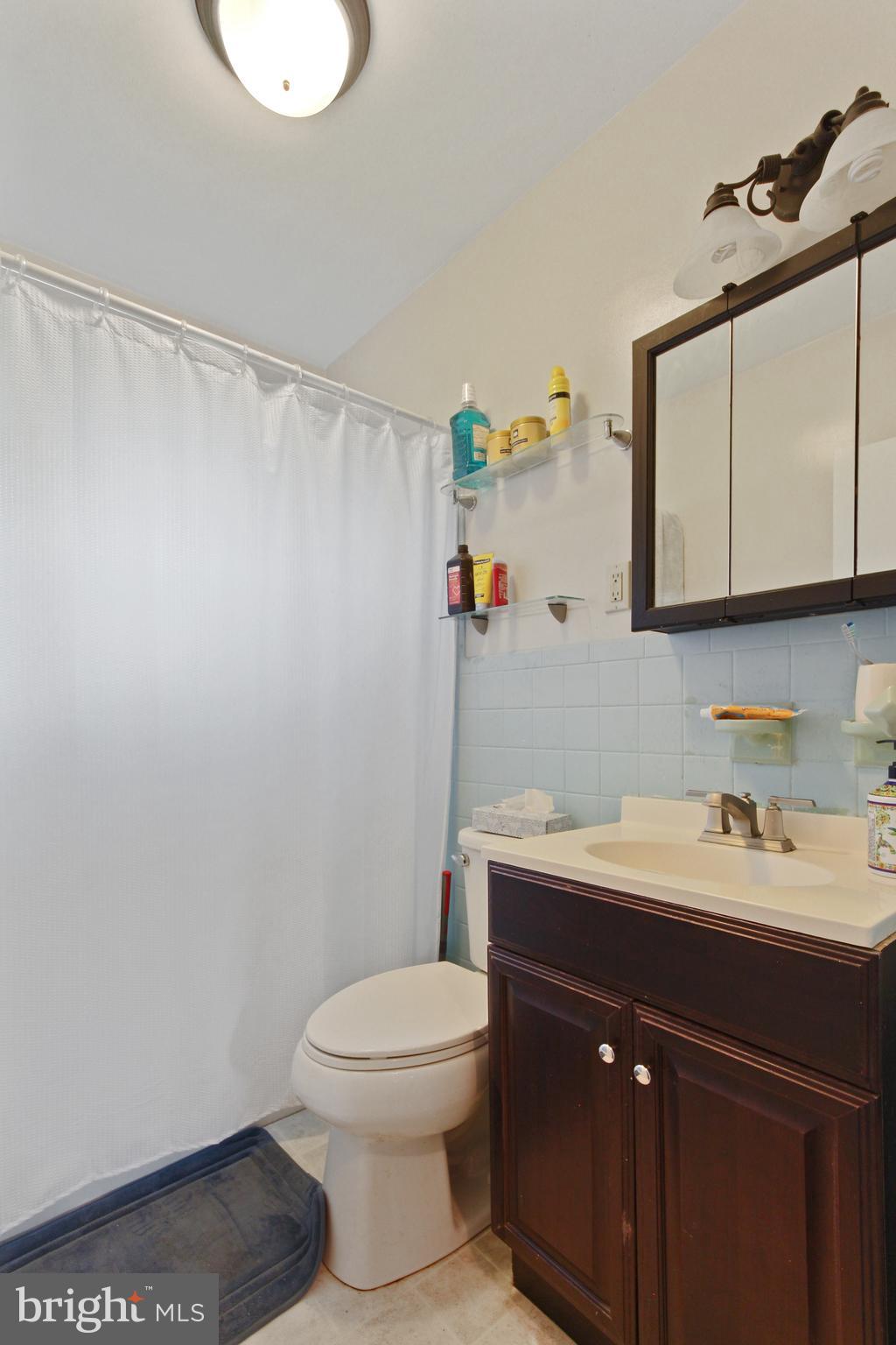 18 Gable Park Road Lancaster, PA 17603 - Photo 13 of 41 Hall Full Bathroom