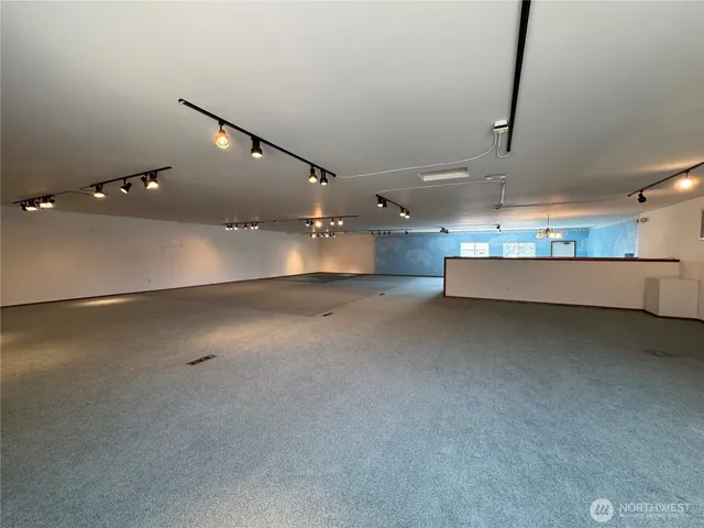 a view of a big room with a garage