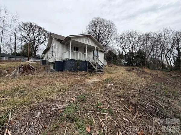 a view of house with a yard