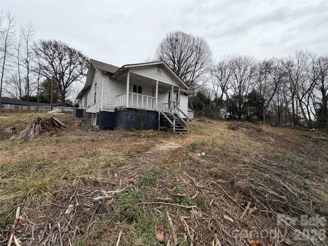 a view of house with a yard