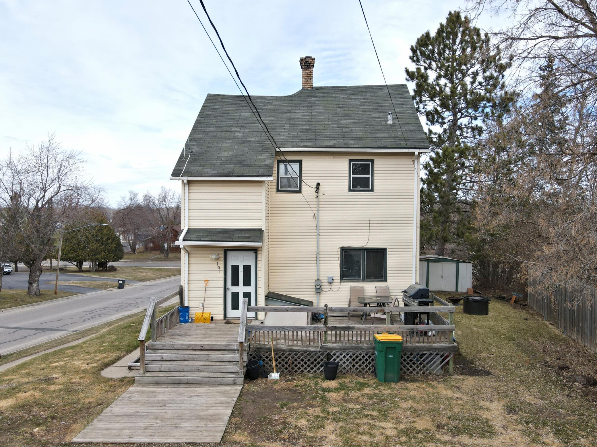 101 Lakeview Boulevard Coleraine, MN 55722 - Photo 3 of 23