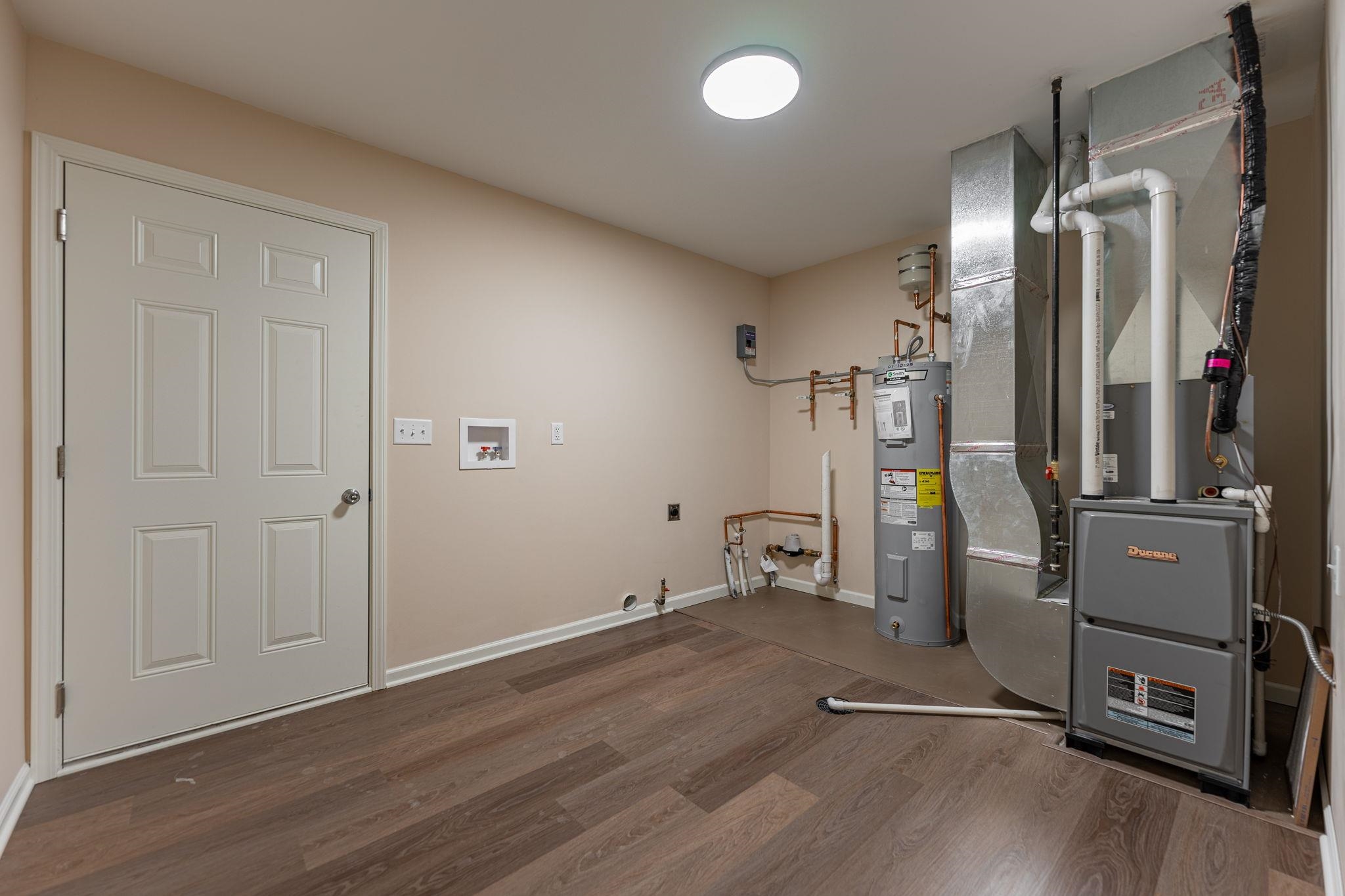 898 Fuller Lane Belvidere, IL 61008 - Photo 24 of 29 a view of a livingroom with wooden floor