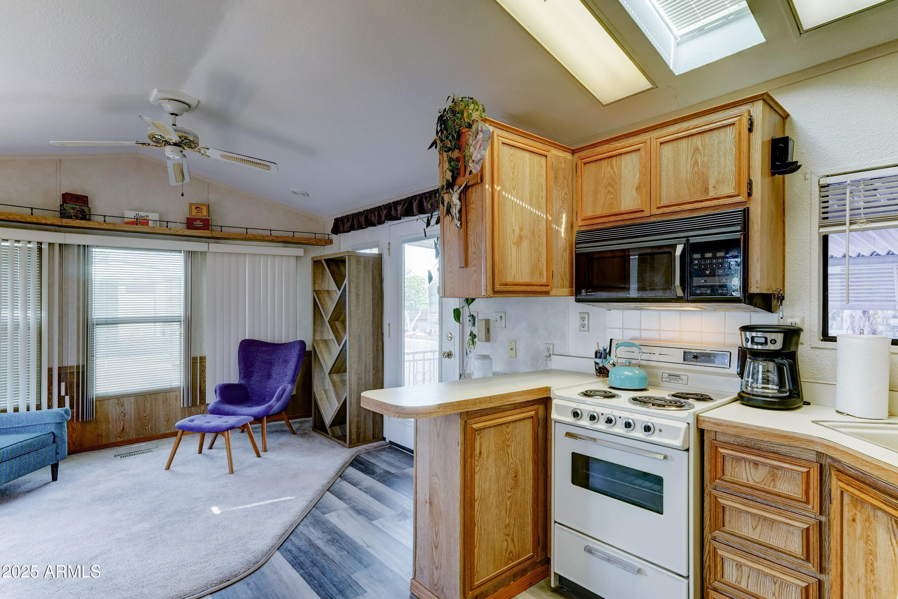 111 South Greenfield Road, Unit 547 Mesa, AZ 85206 - Photo 11 of 28 Vaulted ceiling