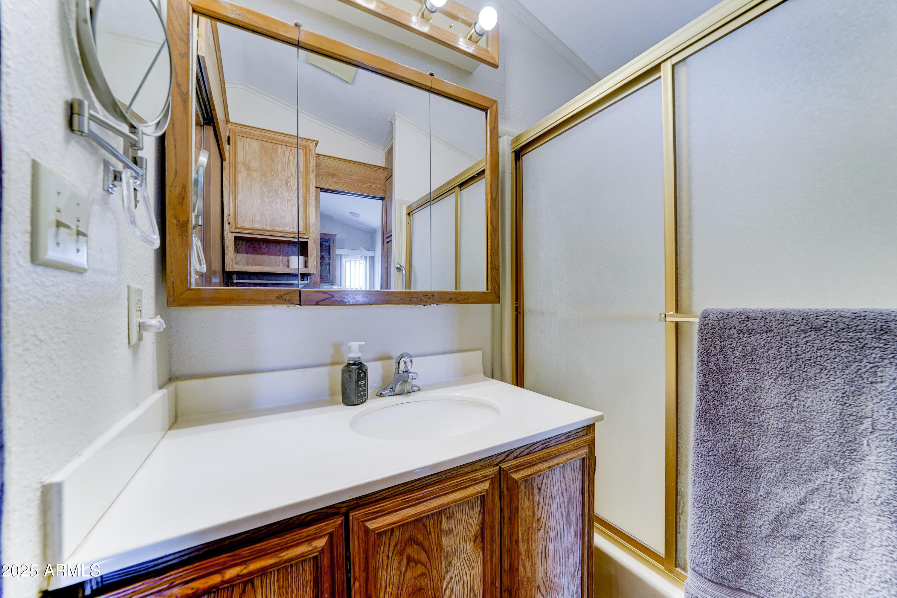 111 South Greenfield Road, Unit 547 Mesa, AZ 85206 - Photo 12 of 28 Counter space and bathtub