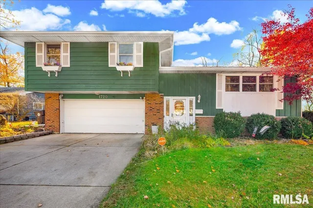 $209,000 | 1720 West Queens Court Road, Peoria, IL 61614