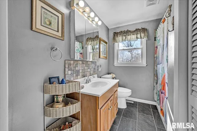 $220,000 | 1720 West Queens Court Road, Peoria, IL 61614