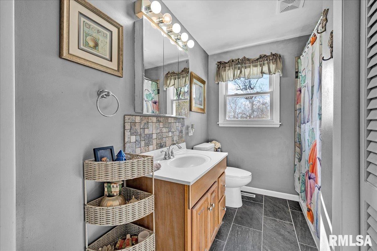 1720 West Queens Court Road Peoria, IL 61614 - Photo 15 of 39