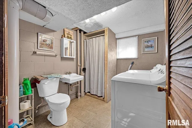 $220,000 | 1720 West Queens Court Road, Peoria, IL 61614