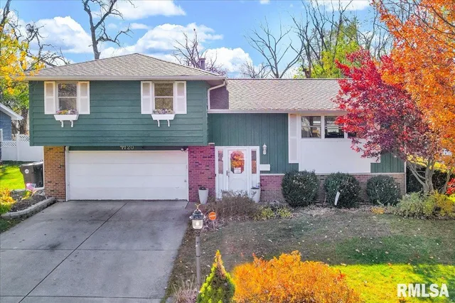 $220,000 | 1720 West Queens Court Road, Peoria, IL 61614