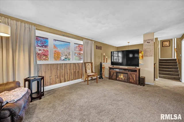 $220,000 | 1720 West Queens Court Road, Peoria, IL 61614