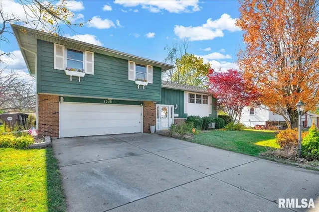 $220,000 | 1720 West Queens Court Road, Peoria, IL 61614