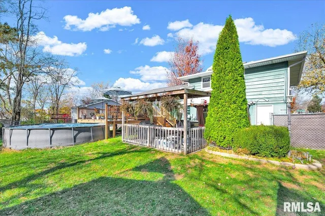 $220,000 | 1720 West Queens Court Road, Peoria, IL 61614