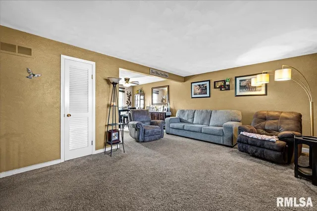 $220,000 | 1720 West Queens Court Road, Peoria, IL 61614