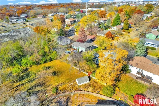 $220,000 | 1720 West Queens Court Road, Peoria, IL 61614