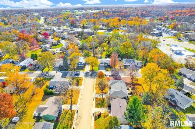 $220,000 | 1720 West Queens Court Road, Peoria, IL 61614