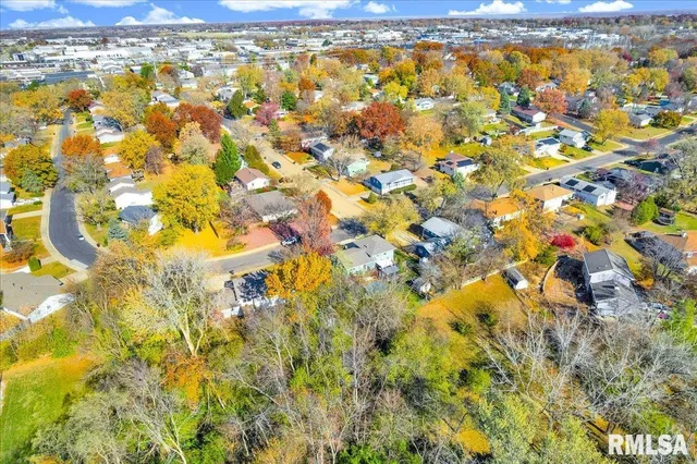 $220,000 | 1720 West Queens Court Road, Peoria, IL 61614