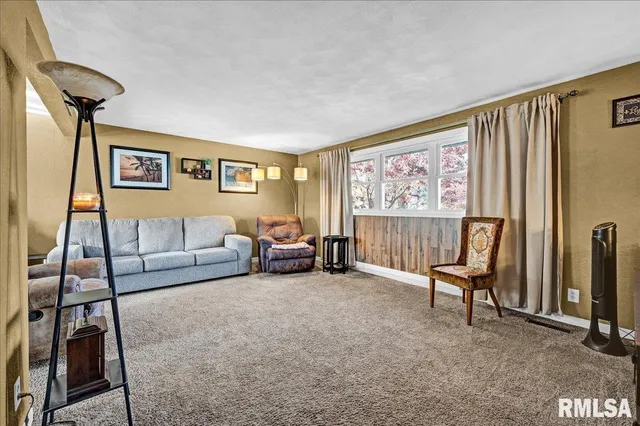 $220,000 | 1720 West Queens Court Road, Peoria, IL 61614