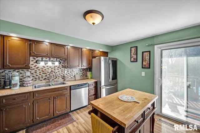 $220,000 | 1720 West Queens Court Road, Peoria, IL 61614