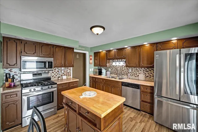 $220,000 | 1720 West Queens Court Road, Peoria, IL 61614