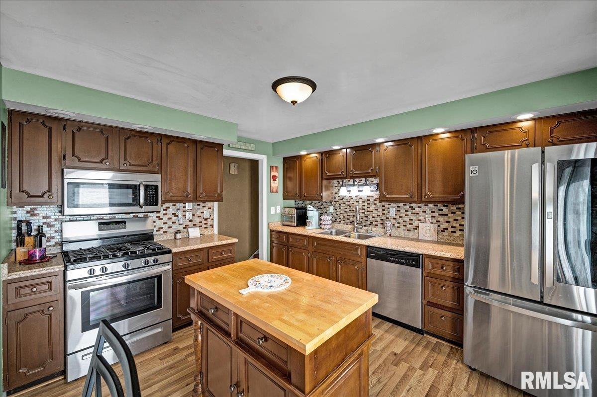 1720 West Queens Court Road Peoria, IL 61614 - Photo 8 of 39