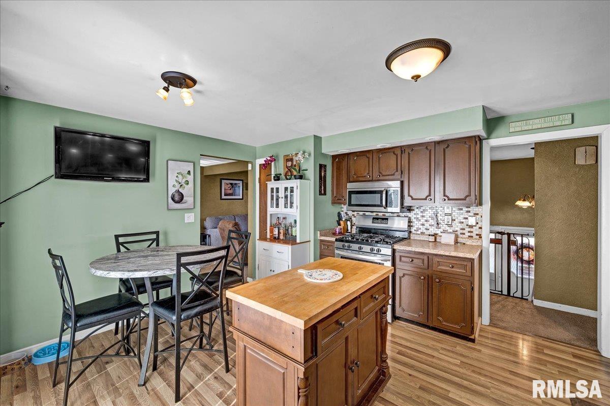 1720 West Queens Court Road Peoria, IL 61614 - Photo 9 of 39