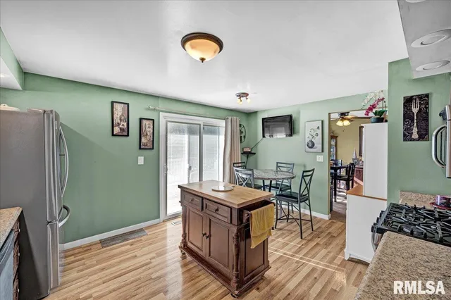 $220,000 | 1720 West Queens Court Road, Peoria, IL 61614