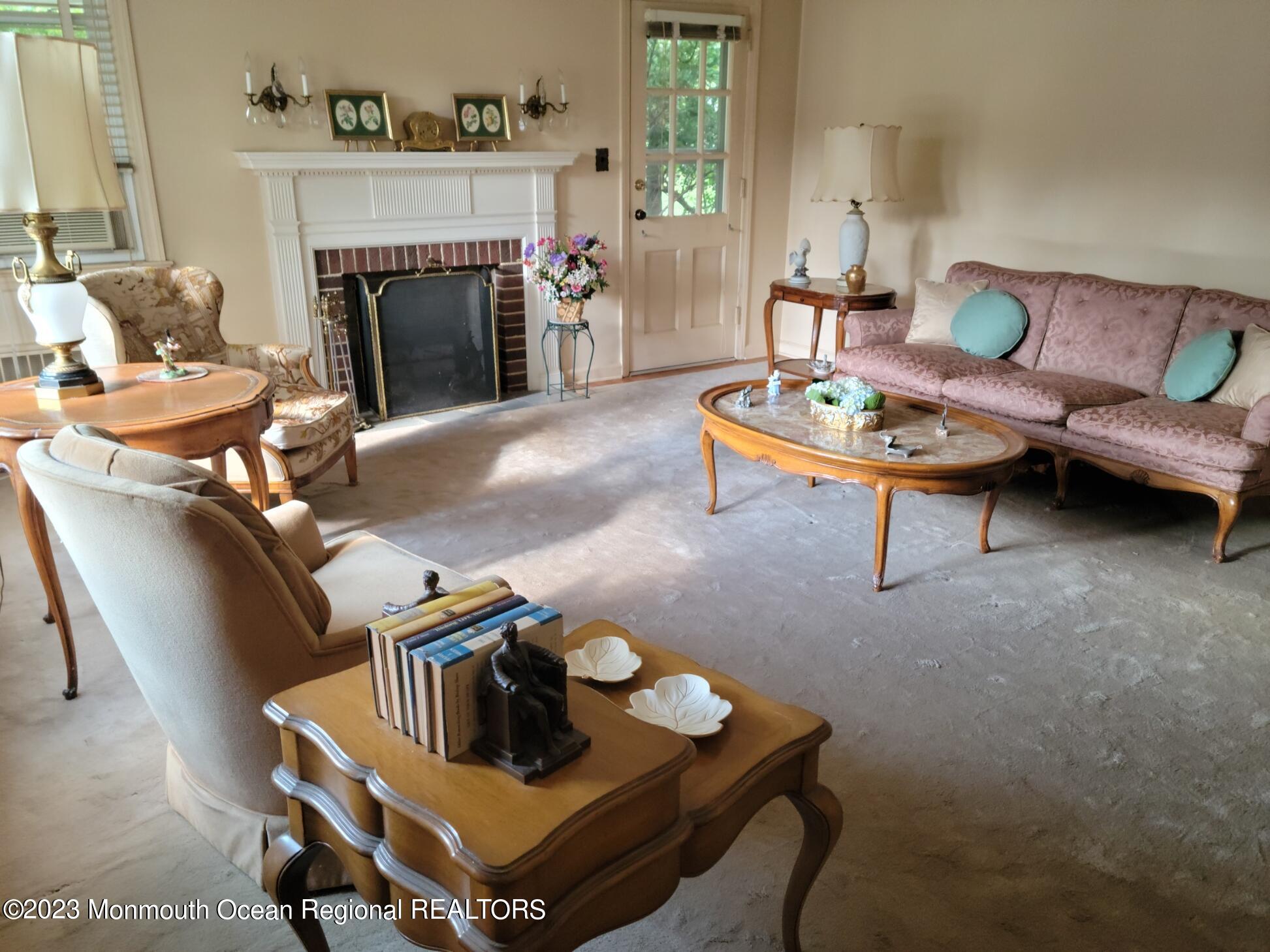 289 Broad Street Matawan, NJ 07747 - Photo 4 of 23 LIVNG RM PRETTY