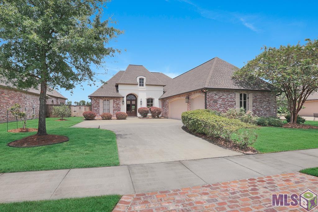 13534 Kings Ct Avenue Baton Rouge, LA 70810 - Photo 2 of 31 Long Driveway for all Your Visitors