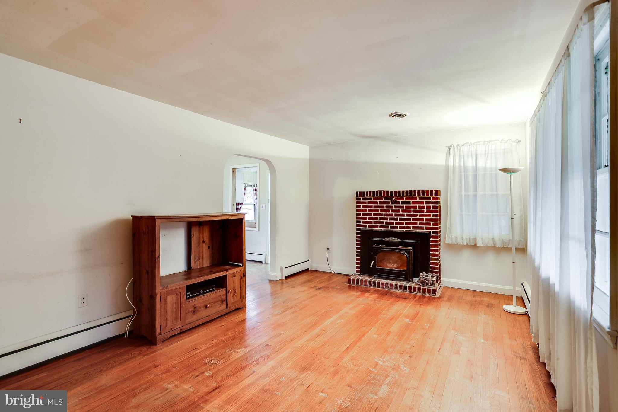 8704 Windsor Mill Road Baltimore, MD 21244 - Photo 4 of 30 LIVING ROOM