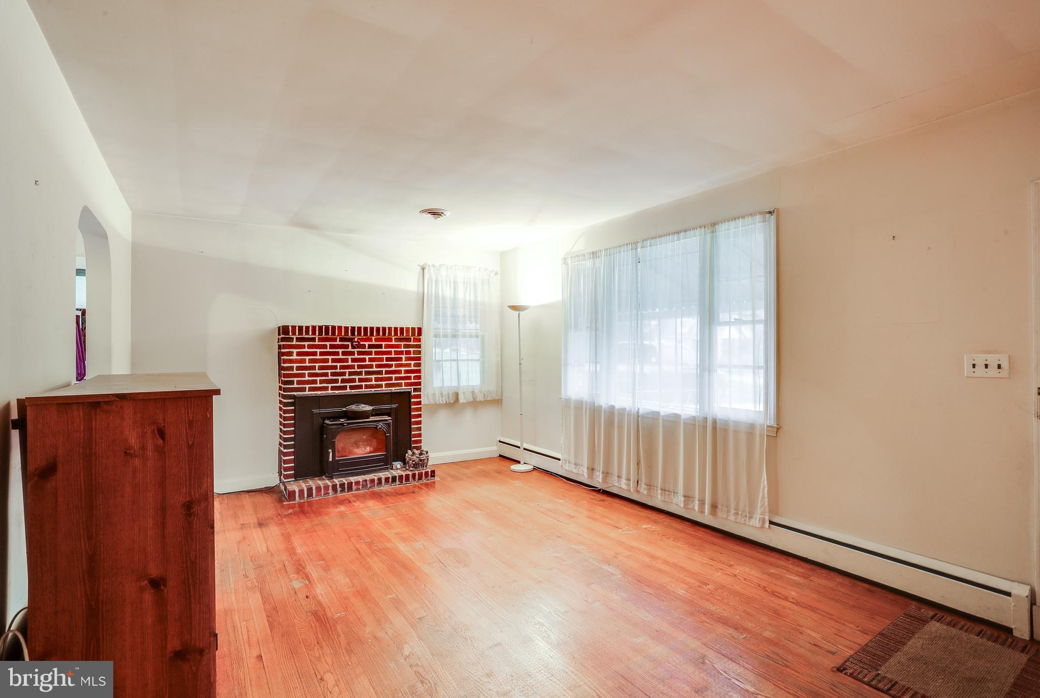 8704 Windsor Mill Road Baltimore, MD 21244 - Photo 5 of 30 LIVING ROOM