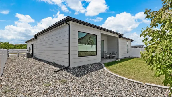 a view of a house with backyard