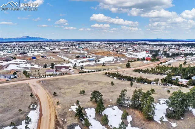 a view of a pathway with a yard