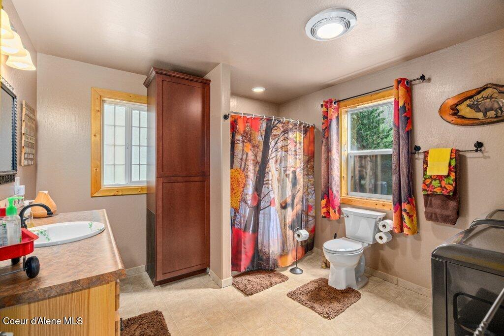 20264 Coeur D'Alene River Road Wallace, ID 83873 - Photo 11 of 43 Bathroom