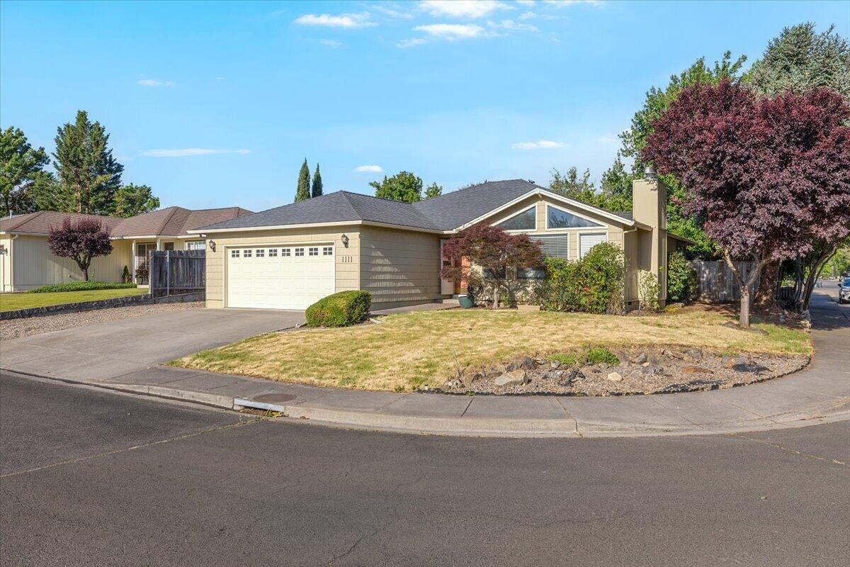 1111 Looking Glass Way Central Point, OR 97502 - Photo 2 of 30 01-CI_8415