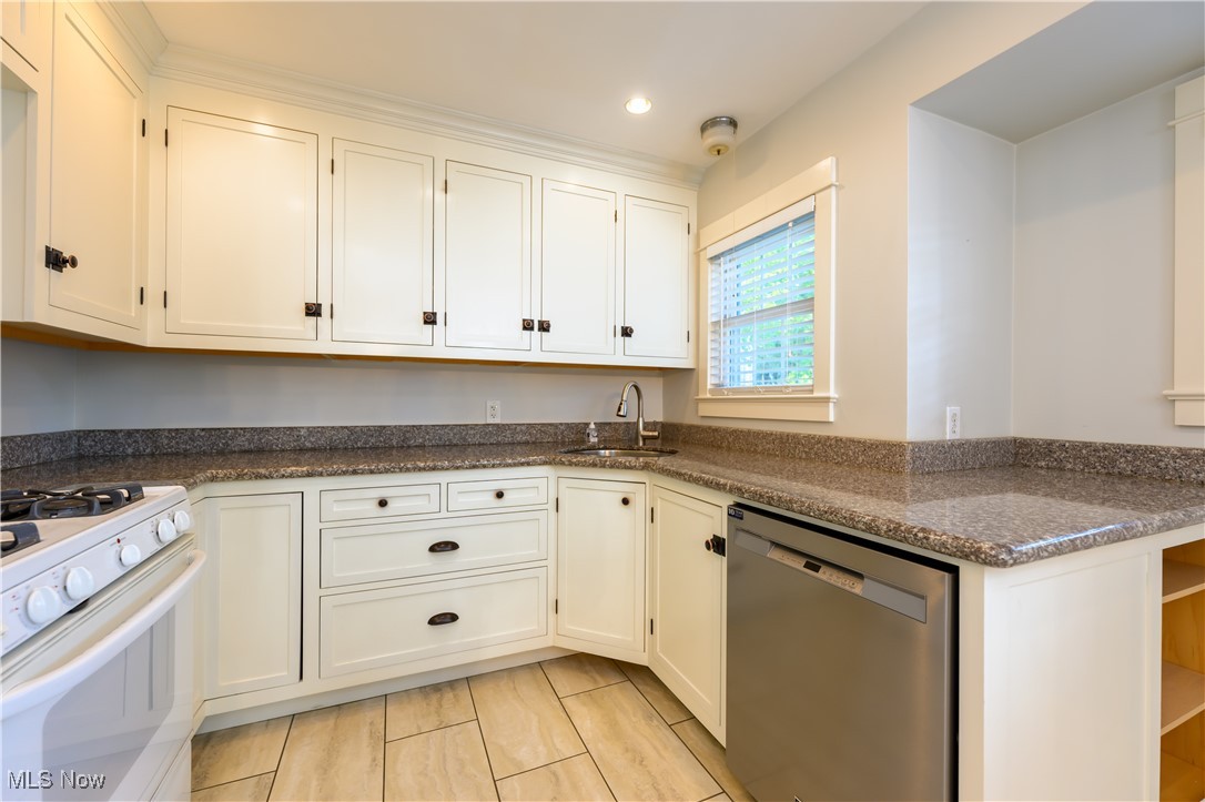 1636 Oakmount Road Cleveland, OH 44121 - Photo 5 of 26