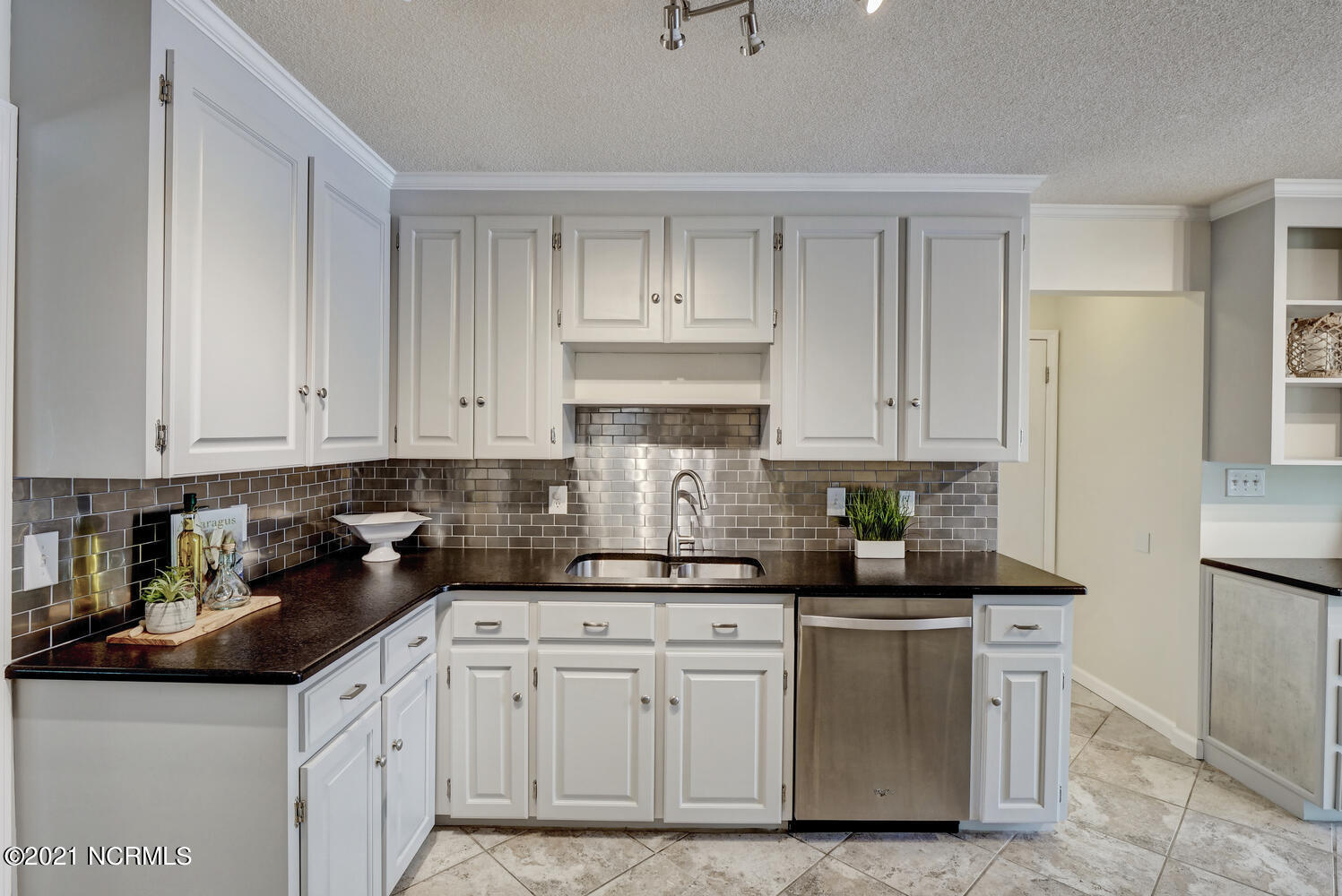 222 Quail Ridge Road Wilmington, NC 28409 - Photo 9 of 37 12 Kitchen 4