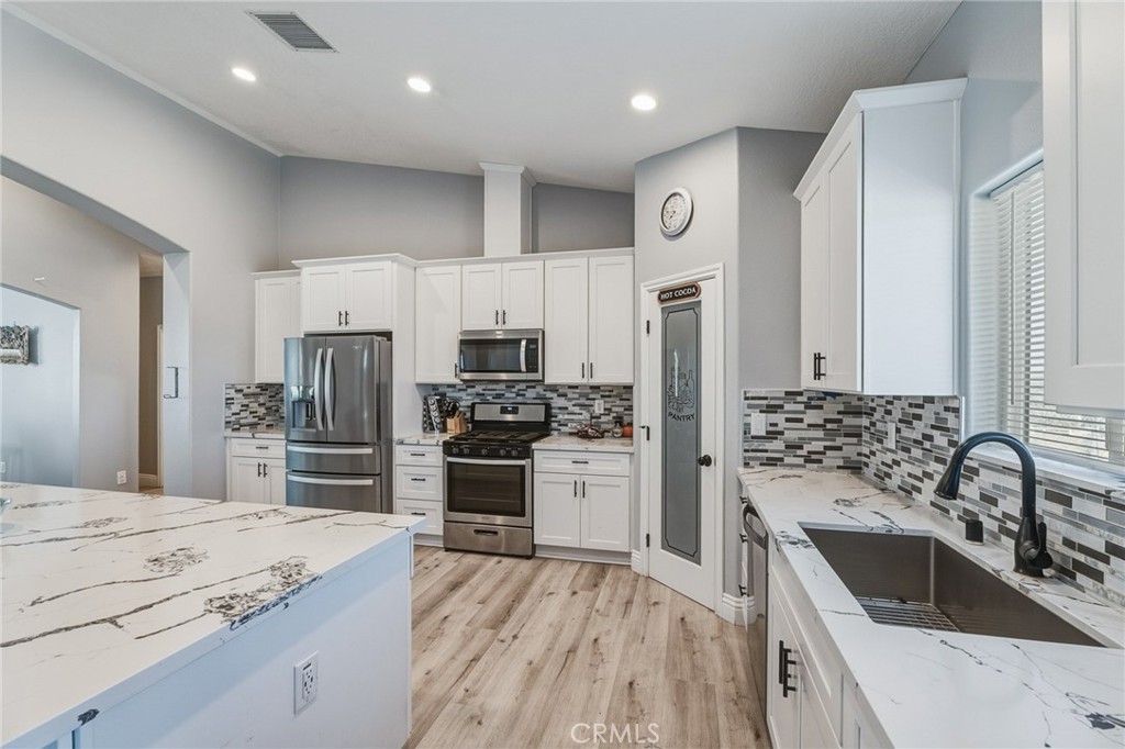 16169 Rancherias Road Apple Valley, CA 92307 - Photo 9 of 27