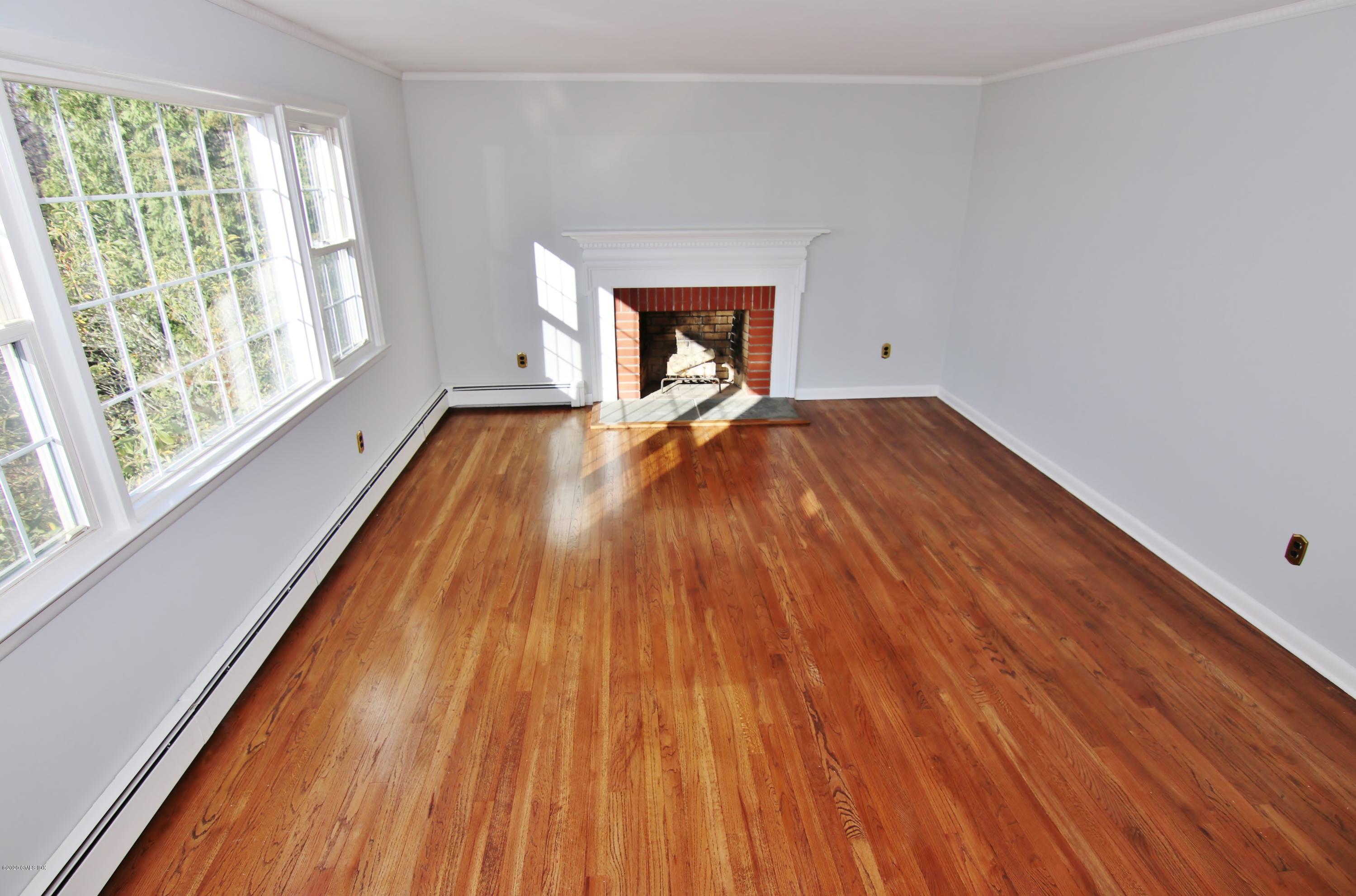 25 Westview Place Riverside, CT 06878 - Photo 6 of 23 06 - LIVING ROOM - IMG_0497