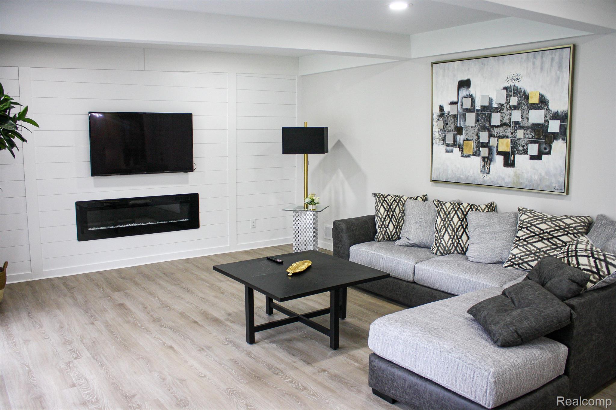 28043 Peppermill Road Farmington, MI 48331 - Photo 5 of 41 Gallery Image 5