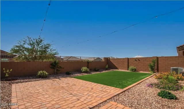 a view of a backyard