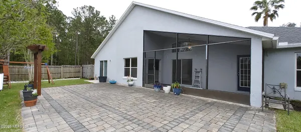 a view of a house with backyard