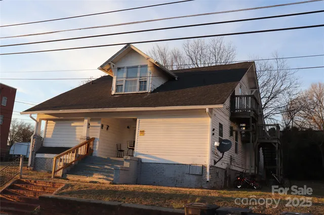 a view of house with street
