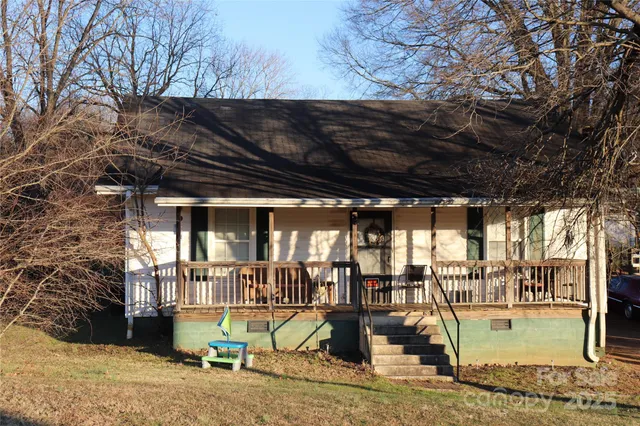 a view of a very nice looking house