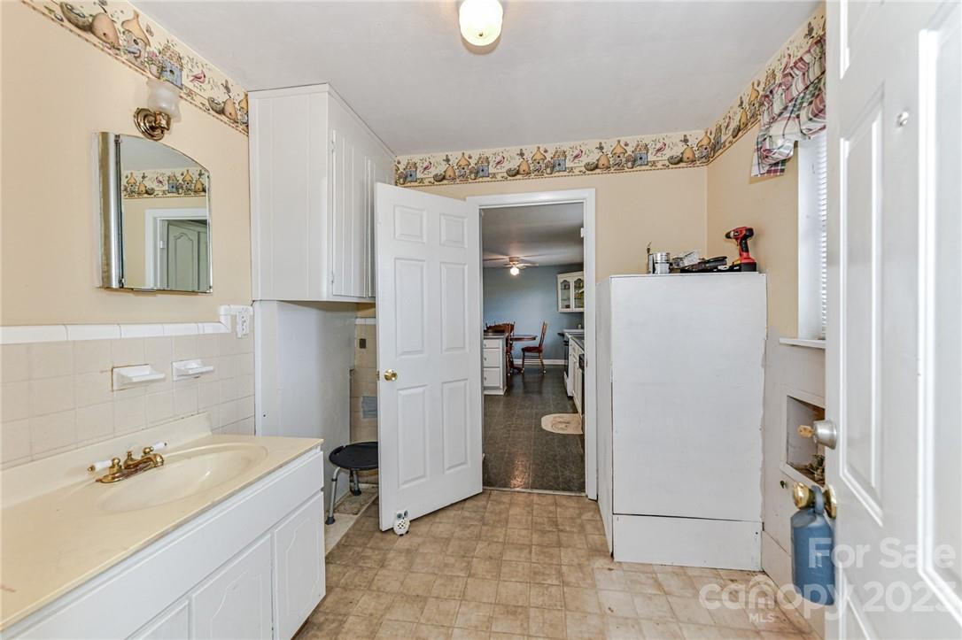 6308 Indian Trail Fairview Road Hemby Bridge, NC 28079 - Photo 34 of 36 a bathroom with a tub sink and mirror