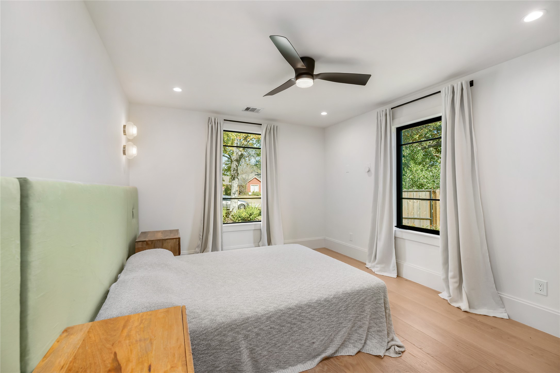419 West 30th Street Houston, TX 77018 - Photo 32 of 45 a bedroom with a bed and a window