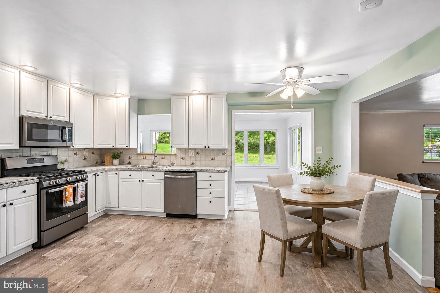 3006 Appledale Road Norristown, PA 19403 - Photo 7 of 28 Kitchen (table virtually staged)